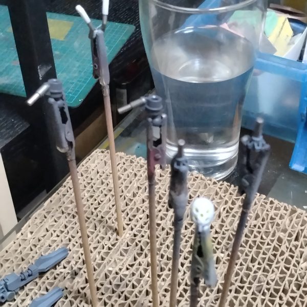 取り敢えずはエアブラシ塗装が終わりました！一応黒立ち上げしてるものは、サフ、ブラック、本色の順で塗装しました！😀まぁいつも通りの塗装です！めちゃくちゃ間を空けた割にはやり出すとエアブラシ塗装は数時間後で終わりました！😅一応筆塗りまで終わったつもりですが後から塗り残しがあれば対処しようと思います！今回はここまでで！次からは墨入れしてから組み立てをやります！😄（6枚目）