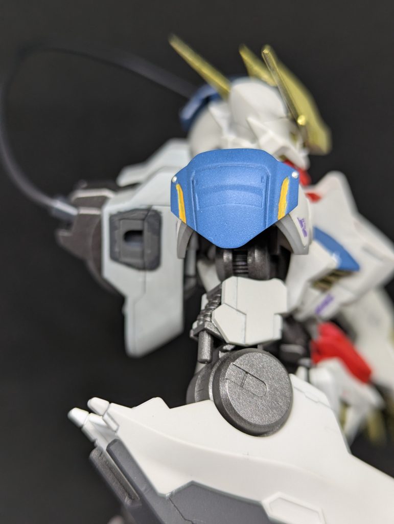 メタルのパーツも肩に追加