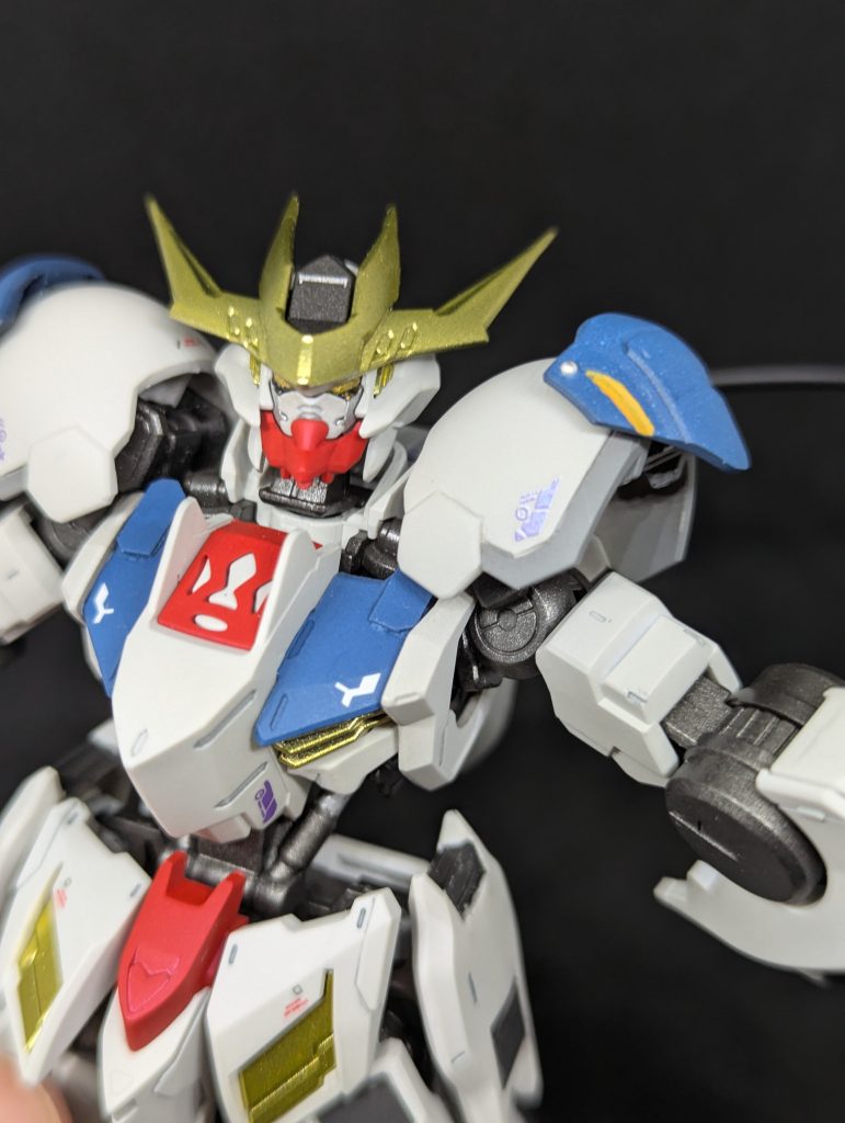 角のシャープ化色分けしてしまったので余り意味なかったですが肩にスジ彫り追加