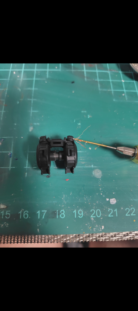 肩のシリンダー部位にシャフトを追加