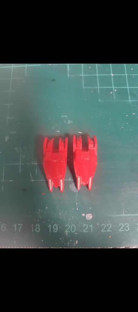 爪先の穴はパテで埋めました