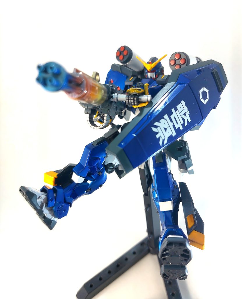 今回初めてガトリング部にチタン焼け塗装に挑戦してみました。シルバー下地に先端からクリアブルー、クリアレッド、クリアイエローの順で軽く吹きつけました。ちょっと青色がキツすぎたのかカラフル過ぎたかな？と思ったのでタミヤウェザリングマスターの黒ススを塗ることで色のトーンを落ち着かせました。次回チャレンジの時はもう少し色の当たり方を工夫します。