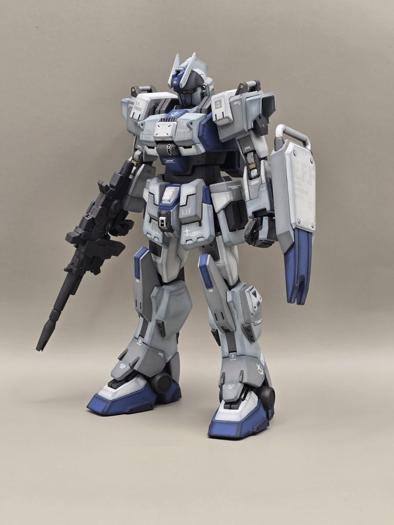 両腕はブルーディスティニー1号機、爪先、かかと、シールド、足のビームサーベル収納箇所はEz-8、腰周りはマキシマです。