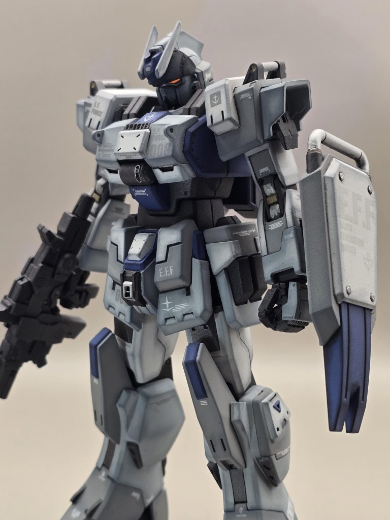 シールドの丸モールドにリベットパーツを接着相変わらずブラックライトで光るカメラアイ