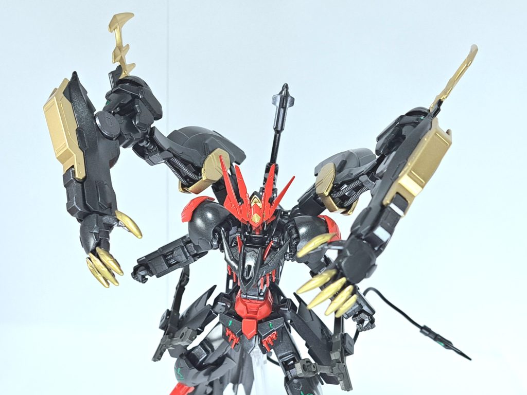 レクスネイルバックパックの大型マニピュレータ先端に装備されている格闘用クロー。クローには希少金属が用いられており、腕自体が敵機を貫く強力な武器となる。マニピュレータとしての機能はあまり損なわれておらず、従来通り重鈍器類の携行や使用が可能。200mm砲両腕部に内蔵されている射撃兵装。速射式ではないが反動が抑えられているため、連続での発砲が可能。レクスネイルで突き刺した後に至近距離で発砲するという使い方も可能。