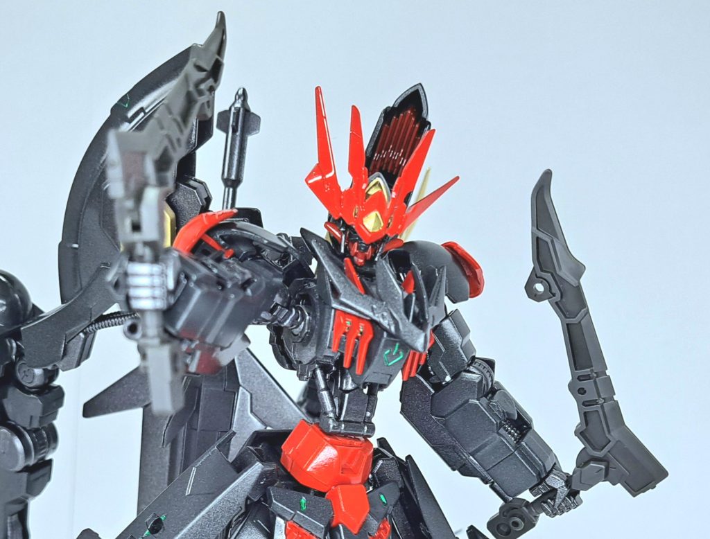 ツインブレード頭部アンテナの形状を模した二本一対の剣。二刀流で使用するだけでなく、ハンドガンモードに変形し二挺拳銃のように使用する事も可能。