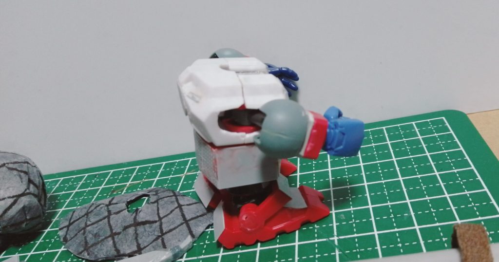 前にグイッと。ちなみに肩はガンタンクの物を分割して使っています。