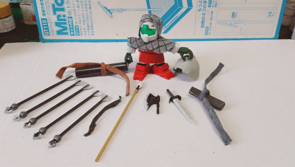 脱ぎ着出来る鎖帷子はマスクを分解して出て来た薄くて強度のある布部分を塗って作りました。同様に鞘と箙の紐は伸び縮みが効くマスク紐部分です。