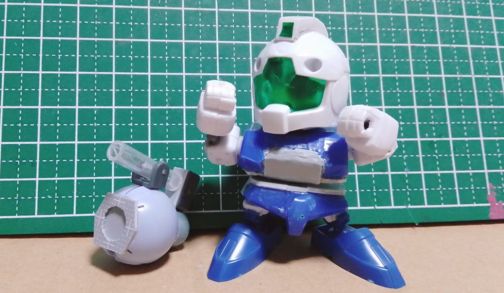 ペットボールのボディはギャンの肩から、ジムヘッドは前回の兵士ジムより幼くする為に下顎部分をだいぶ削って、首の角度を上向きや斜めに変えられる様にボールジョイント状にしています。