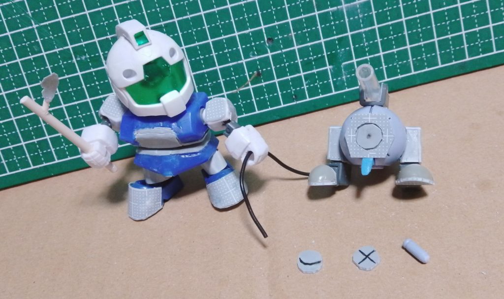 ボールのキャノン用の弾なんかも作りましたが発射機構とかは作っていないのでぽてんと落とす事しか出来ません。いい感じの木の棒はここから細かな傷を入れて枝っぽく。葉っぱはプラ板削って作成