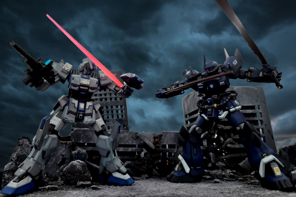 北米のオーガスタ基地で、Ez-8改修経験のある整備班より改修を受けていた陸戦型ガンダムには両腕がなかったため、同北米のハミルトン基地より新システム開発用に試作していた機体の予備の腕を移管することで代用することとなった。その某試作機が同じく陸戦型ガンダム系であったため、駆動系、OSについては障害は発生せず、スムーズに装着することができ、全体の改修自体は無事に終了した。同時期、オーガスタ基地に軍指令よりヨーロッパに回せる機体を管理替する打診があり、早速改修の完了した機体、Ez-RAID にヨーロッパ出向の白羽の矢が刺さる。同時に改修している陸戦型ジムについては改修完了後、遅れて出向との打診もあった模様。このころの連邦は宇宙に軍備を拡充し、地上のジオンへの対抗策については現存部隊の自転車創業でなんとか乗りきっていた。1機のMSでも虎の子扱いであり、ましてや改修アップデートされたガンダムタイプとなればどの部隊も喉から手が出るほど欲しい逸材であった。今回の指令内容としては旧イタリア領サンレモのジオン軍事暫定基地を制圧、破壊すること。背中に山を背負い、眼前の海より物資を搬入できるサンレモ基地はヨーロッパに潜むジオンの軍事活動の拠点の1つであり、最近、新型の接近戦に特化したMSが当基地に現れ、制圧部隊が全滅した報告を受けている。攻めあぐねている現地指令の援護に到着したEz-RAIDが改修後の機動テストのためにサンレモ基地近辺の連邦領の廃墟跡で調整を兼ねて実動していたところに、いきなりジオンの青い機体が斬りかかる!