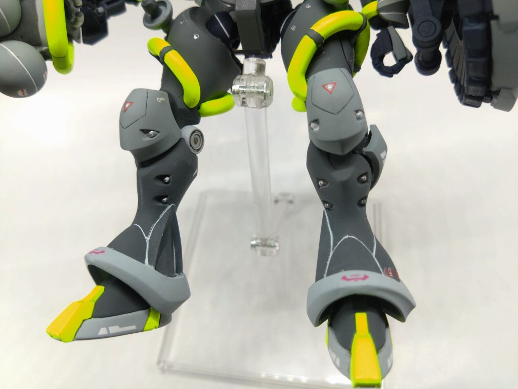 今回最大のチャレンジは今まであまりやっていなかった合わせ目消し。他のジークアクス系はあまり合わせ目無かったのですがギャンはめっちゃ目立つので頑張ろうと。脚はまぁ誤魔化せましたが腕は全然ダメでした。