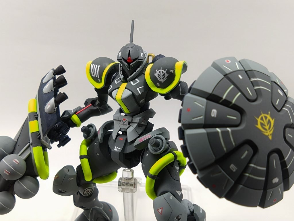 顔の十字がギャンの魅力の一つだと思うのですがスキマが狭くモノアイがよく見えなかったので上側のパーツを少し削りました。視界良好になりました。