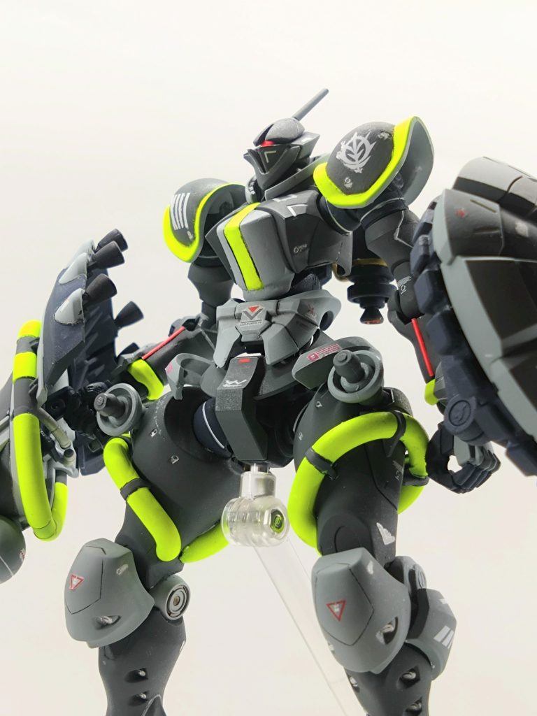 量産機風のボディカラーに蛍光イエローで明るさを付けました。写真では蛍光イエローがハレーション起こしてますが実物はもう少し均一です。とてもカッコいい機体だったのでもう少し上手く作りたかったです。