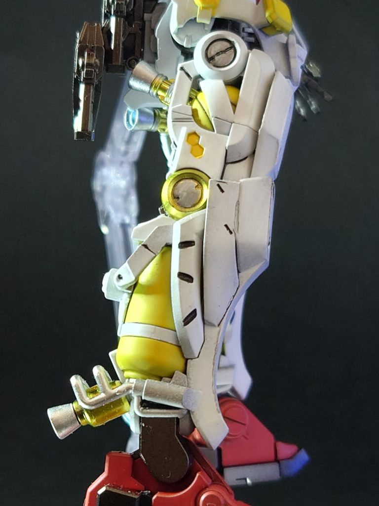 足を真っ直ぐにするために内部フレームの干渉部分を削り