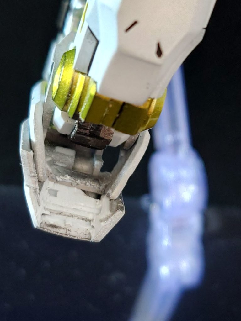 意外とガッツリ当たるので膝裏も削って真っ直ぐ立つ様に