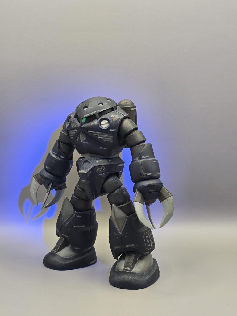 前回はご紹介できませんでしたが、ブラックライト当てたらモノアイ光ります。