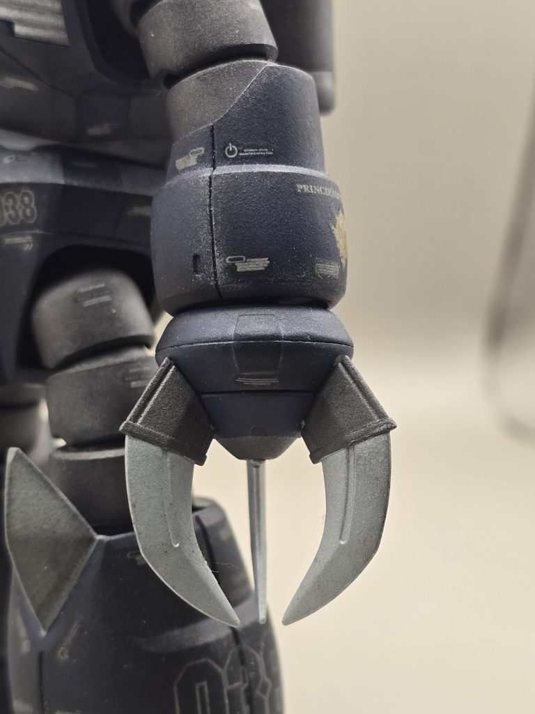 クローはビルダーズパーツで大型化。ますますジムを貫きやすくなりました。