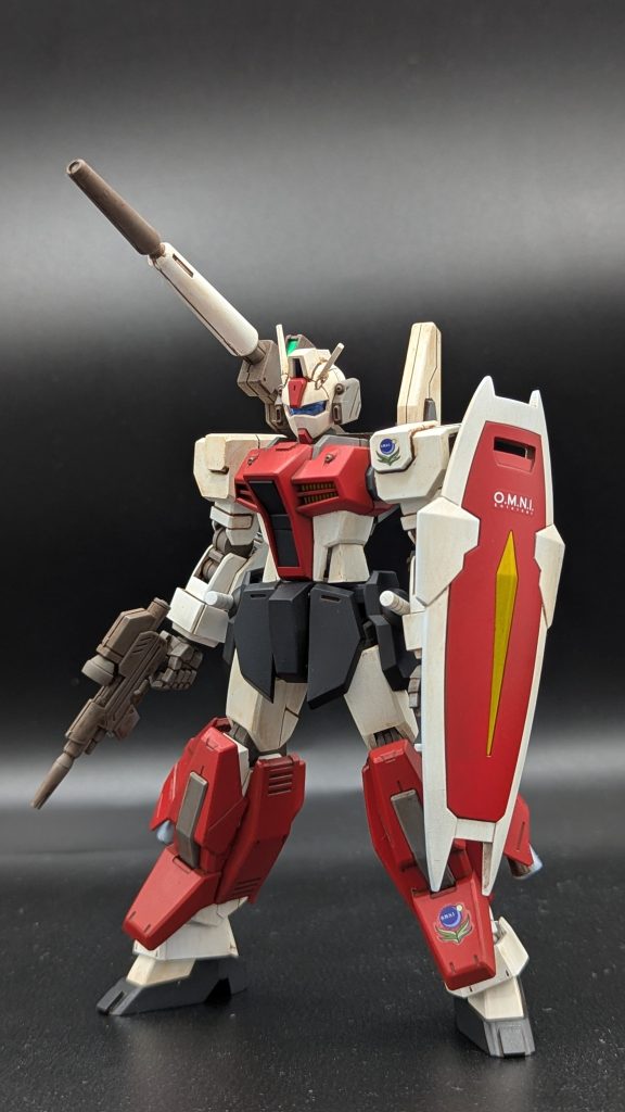 見ての通り脚はまんまAGE-1グランサのものを使用していますが、そのままだと嫌だったので３０ｍｍシリーズのオプションパーツで少し盛っています。背中のストライカーパックはオプションパーツのソードストライカーの基部にヴィートルーウェポンズのキャノンを組み合わせています。腰のサイドアーマーは前回のインパルス作成時に使用したので、スターバーニングのものを使用しています。 