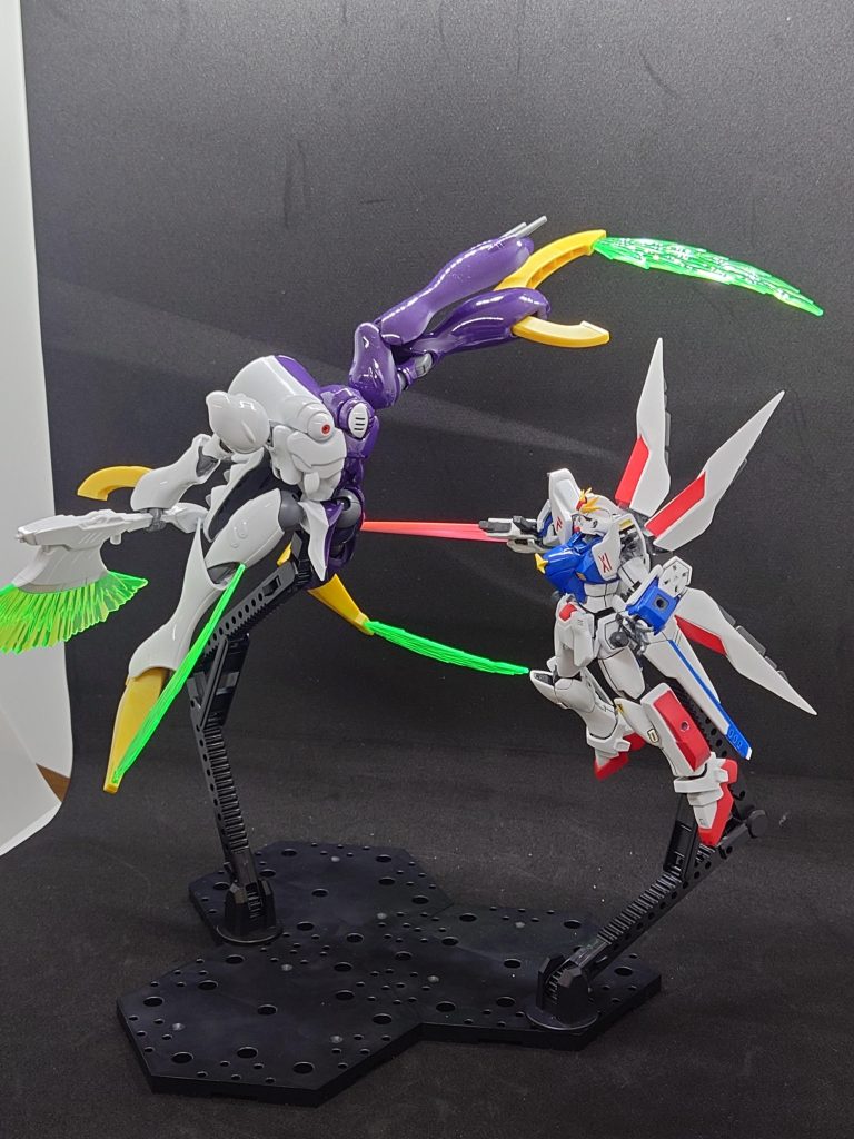 私自身が基本的にパチ組みすることが多いので、それらとブンドドしやすいような出来を目指して作りました。差し替えなしで極力ギミックを詰め込みたい、という目標も達成できたので、かなり気に入っています。そのうち光の翼もつけられるようにしたいものです。