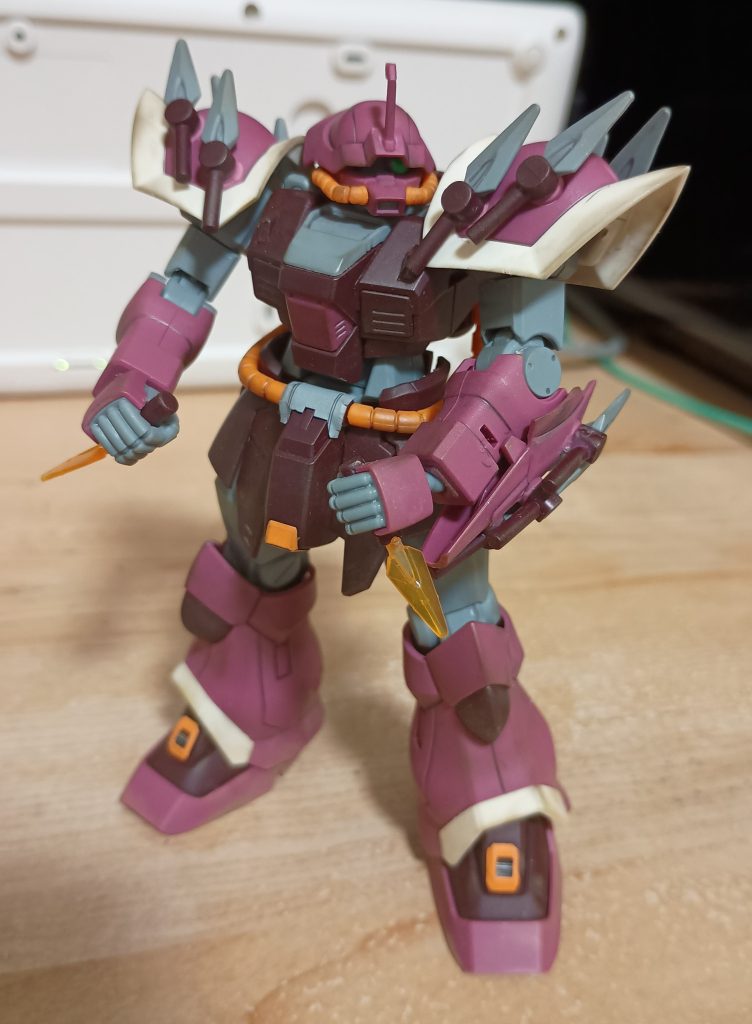 つや消しトップコート+ウェザリングマスターでウェザリング加工した状態。イマイチ迫力不足なのでこの後Mr.ウェザリングカラーのグランドブラウンでウォッシングして再度ウェザリングしました。