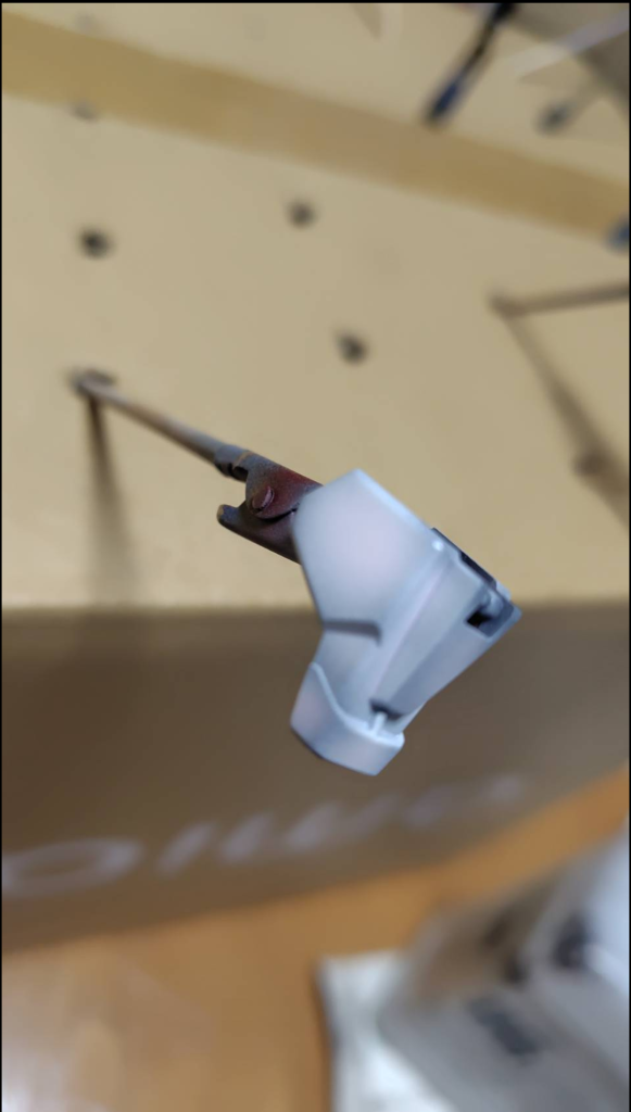 黒も白も貫通してきやがる蛍光レッドの野郎…ラッカーにラッカーは滲まないはずだが?🤔ガイアカラーは蛍光だけラッカーじゃないとか?有識者が居たらこっそり教えて下され。