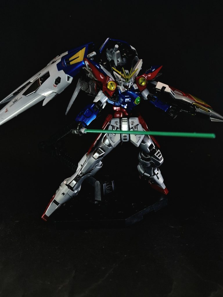 ビームサーベル両肩アーマー内に1本ずつ格納されている接近戦用の斬撃武装。柄の形状や大きさは一般の量産機が装備する物と変わらないが、ガンダムの持つビームサーベルを含むビーム兵器はガンダニュウム合金の採用によってビーム発生装置の耐久性が大幅に向上しているため桁外れの出力を持ち、水中でも一切減衰せず使用可能。本機のビームサーベルは特に出力が大きい様で、劇中にて一振りで複数のMSを撃破している。