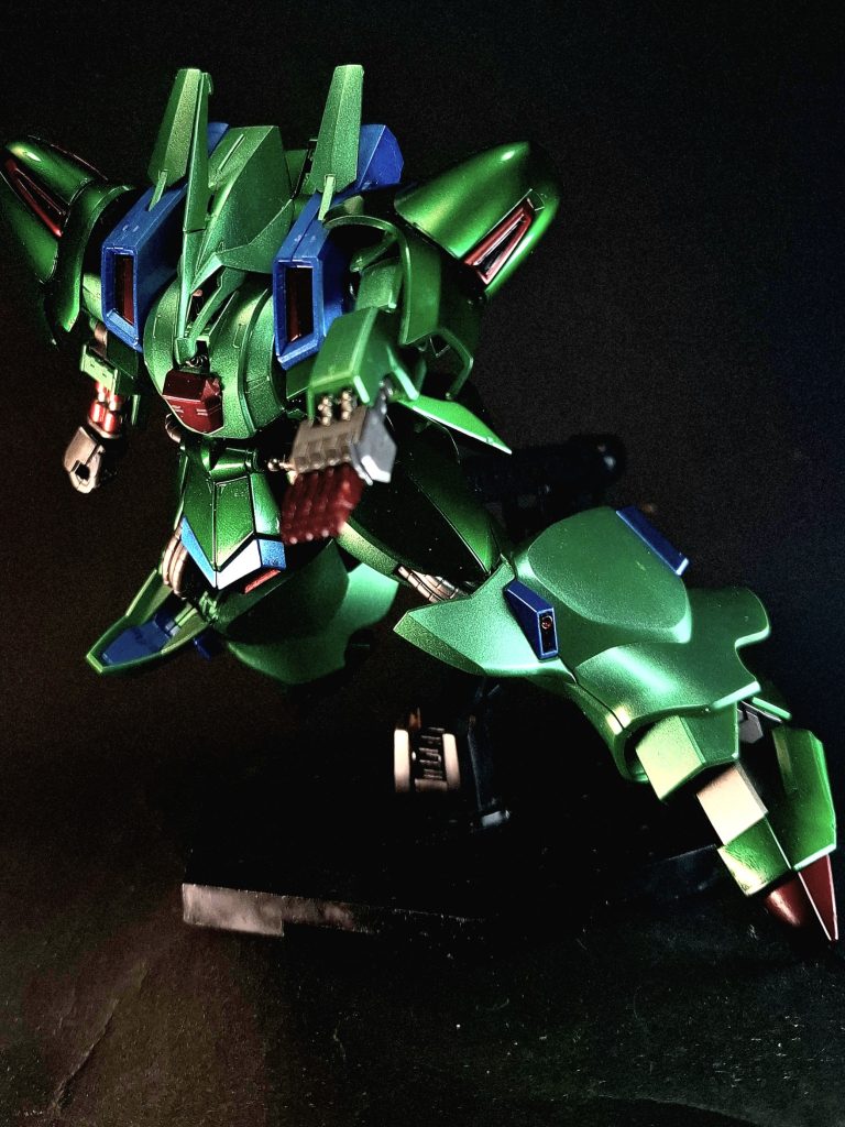 フィンガー・ランチャー左腕部の親指以外の4本指に備わっているマシンガンの発射機構。毎分260発の発射レートを誇り、牽制などで効果を発揮した。グフの特徴が一番現れている武装。