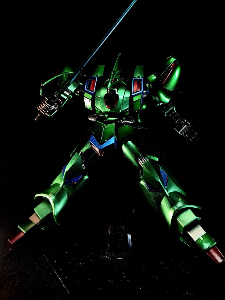 アーム・パンチやフィンガー・ランチャーは旧ジオン軍のグフ系との類似点ともいえ、これらの装備に加え重装甲である点も本機が近接戦を主眼とした機体であることの証左である。ガザCよりも対MS戦性能が大幅に向上しており、この点からもアクシズがMS戦力の拡充を目指していたことが理解できる。