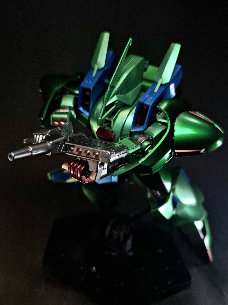 4連装ミサイル・ポッドエネルギー・ガンに平行して組み込まれている4連装のミサイル・ポッド。下部にグリップを備えている。スペック表には未記載の装備で、設定画を見るに横のハッチからミサイルの装填が可能な模様。