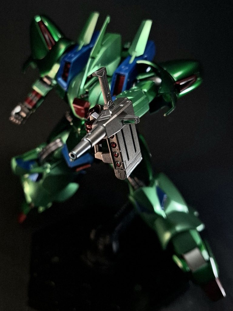 武装・必殺攻撃編集エネルギー・ガンエネルギー・ガン[1]と4連装ミサイル・ポッドが一体化した射撃兵装。出力は3.8MW。上部にサイトを備える他、本体の横と下に保持用グリップを持つという特徴的な形状をしている。『ラスト・サン』に登場するタマキ・エトール機はシナンジュのロケット・バズーカのような砲身でロングバレル化した物を使用している。