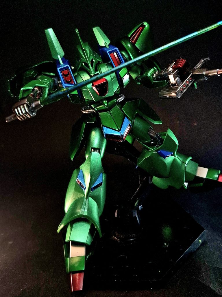 ビーム・サーベル近接格闘用として装備。シャングリラ内の戦闘でマシュマー機が使用したことで知られる。設定画では格納場所が設定されておらず、『Define』では腰部側面のスカート裏にマウントされている他、後に発売されたHGUCではバックパック下部、リアスカート、左右サイドスカートの内部の計4カ所にマウント部が造形されている。