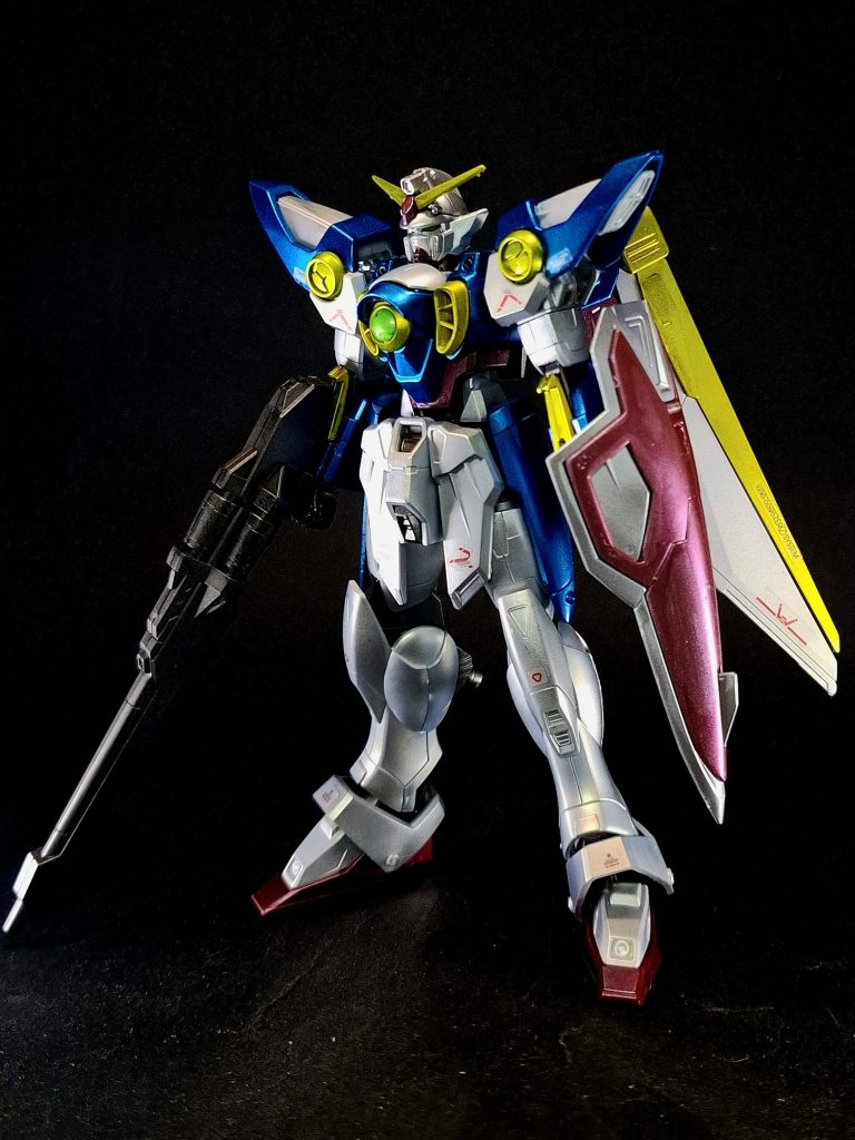 さらに本機にはバード形態への可変機構が採用されており、機体特性を航空機と同等の物に変更させることが可能。バード形態では大気圏内での機動性向上と航続距離が延長され、単機での大気圏突入も可能となる。また、前腕部に備わるツメがランディングギアとして機能する。本機の主武装であるバスターライフルはウイングゼロのツインバスターライフルを元に開発されたカートリッジ式の高出力ビームライフルで、本機の中で最大の威力を誇る兵装となっている。この武装とバード形態の強襲能力、さらに追加ブースターによる衛星軌道や弾道経由を利用した前線投入により、戦略兵器としての運用も可能である。この世界のモビルスーツの始祖とも言えるトールギスや他の5機のガンダムとはある程度パーツが共通化しているため、劇中でも何度かそれらのパーツを用いて修復されている。