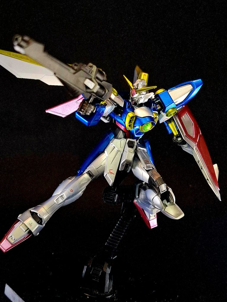 バスターライフルウイングガンダムゼロのツインバスターライフルを元に開発された高出力ビームライフル。出力はツインバスターライフルの半分以下に抑えられたが、本体供給式ではなくカートリッジ供給式を採用しているため、本機以外の機体でも腕部が発射時の負荷に耐えられれば一応使用可能となっている。カートリッジは3基搭載されており、高エネルギーを物質化寸前の状態で保存している。出力は調整可能であり、最大出力ではカートリッジ数と同じ3発で弾切れとなる。バスターライフルのエネルギー総量は中規模都市が消費するエネルギー量に匹敵すると言われており、地上で使用した際には周囲の大気をイオン化し、ビームの光軸を中心とする半径150mに及ぶ激烈なプラズマ奔流と灼熱の奔流を巻き起こす程である。また、ビーム自体が複合的な層を形成しており、高速で貫通力の高いビーム帯の中心を低速で破壊力の高い粒子帯がさらに貫通する。そのため、ガンダニュウム合金の装甲以外ではこの攻撃を防御できる物質は存在せず、それ以外では強力な電磁的アンチフィールドによる回避や偏向、あるいは同等のビーム兵器による相殺か減衰がかろうじて有効とされている。バード形態時にはシールドと合体し、機首を構成する。