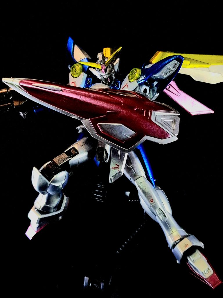 シールドバード形態時の機首を兼ねているガンダニュウム合金製のシールド。鳥の嘴の様に長い前半部と後半部に分かれ、前半部と後半部の接続面で分割される様に折れ前半部側にビームサーベルが格納されている。前半部先端上部にはバード形態時用の機首センサーが設けられ、先端下部にはバスターライフルのマウント部が設置されている。後半部には手持ち用グリップとバード形態時にMS背部に接続するためのコネクタが配されている。強度は高く盾としての相手の攻撃防御は勿論先端部を打突武器としても使用できる。