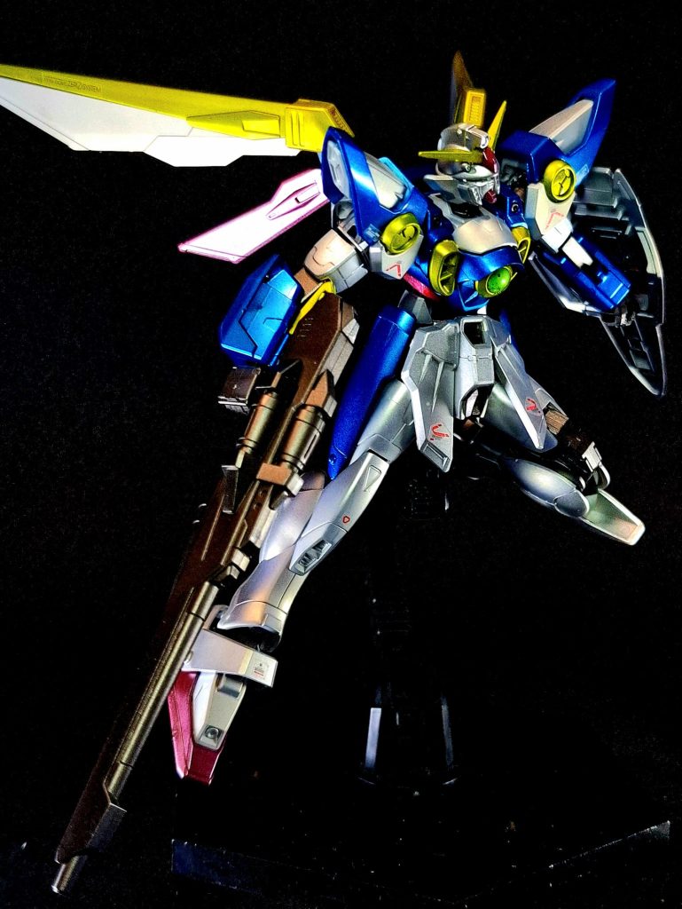 マシンキャノン肩部襟元に左右一対2門内蔵されている中口径機関砲。回転するガトリング方式ではなく「束ねられた砲身の発射タイミングをずらす事で連射する」方式。MSに直接ダメージを与えられる威力が有る。