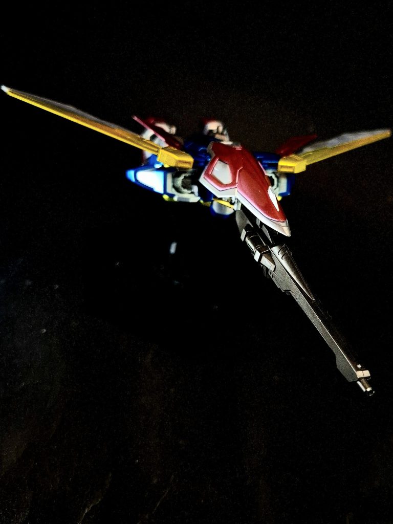 変形飛行による巡航移動などに適したバード形態に変形可能。自爆装置各ガンダムに搭載されている機密保持用の自爆システム。『W』では未遂も含めて度々、ヒイロに自爆を試みられており、第10話では実際に自爆させられている。