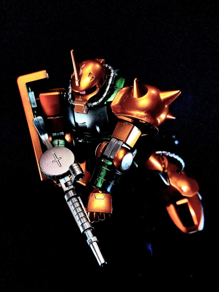 ザク・マシンガンドラムマガジン式の120mm口径マシンガン。ザクのもっとも一般的な携行武装で、一年戦争初期に多用された。
