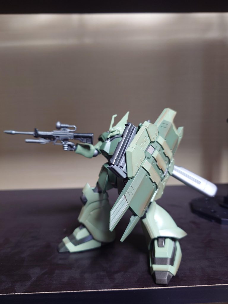 ライフルはシステムウェポン、盾はMSGから拝借。盾で片手がふさがるのでビームマシンガンは手離し、ライフルは通常のものを採用しています。MG2ndゲルググの特権だった擲弾筒つきライフルが、システムウェポンで念願の登場です。ライフル片手撃ちと擲弾筒の反動軽減のために銃床も変換してあります。ゲルググのライフルは素が貧相(※褒め言葉です)なので、こうして銃床を変えて擲弾筒をつけるとだいぶゴージャス感が出ます。盾も本体と色を合わせるとだいぶマッチします。