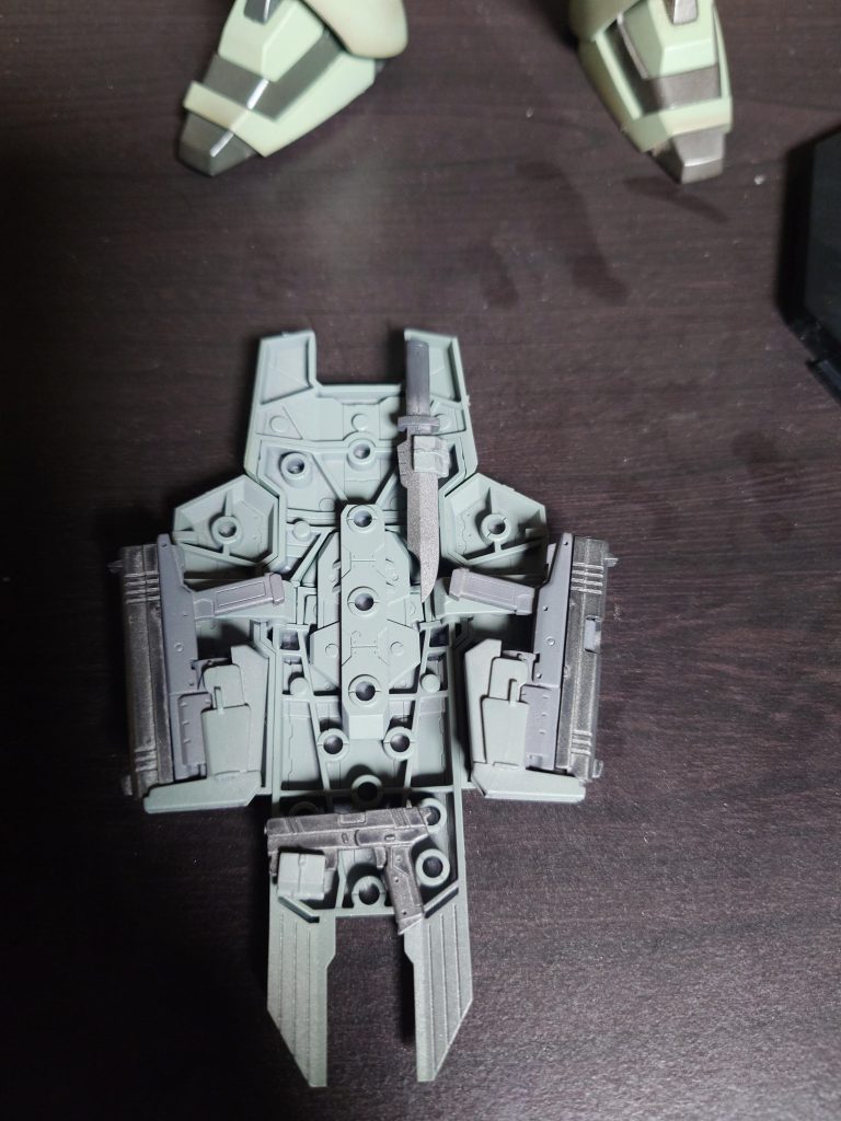 盾の裏はウェポンラッチになっており、拳銃とナイフを搭載。実は一年戦争時のMSって、ピストルやナイフ持ちはないんですよね。ガンダムピクシーやジムスパルタン、イフリートナハトといった後発のやつは別として。