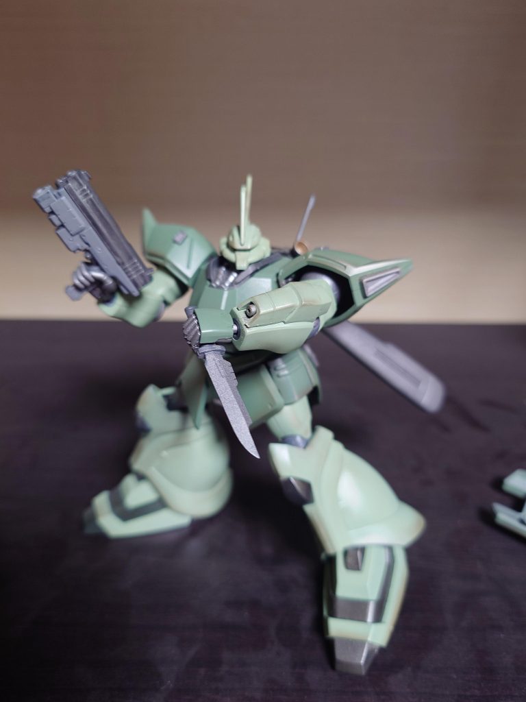 ライフルと擲弾筒で敵を牽制しながら高機動で敵陣に吶喊し、拳銃とナイフで大立ち回り、一通り暴れた後は高機動で離脱。これぞ緑の烈風。