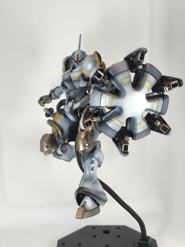 使用塗料は白部分 黒サフ→GXクールホワイト→ムーンストーンパールゴールド部分 黒サフ→スターブライトゴールドグレー部分 灰色9号メタリック部分 ライトガンメタル モノアイ 蛍光ピンク 