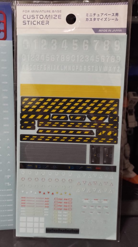 お馴染みの物だと思います。以下、全てSeriaでの購入となります。注 カスタマイズシールやホビーステッカー等を貼る際は先に張った水転写デカールを持って行かれないように気をつけましょう!ミスして水転写デカールに重ねて貼ってしまうと大切な水転写デカールが犠牲になることがあります。