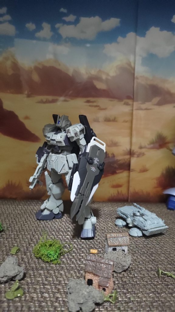 右手にショートバレルビームライフル、左手に杭打ち機付きのシールドとハンドガンを装備し杭打ち機で貫抜きつつショートバレルビームライフルとハンドガンを打ち込むスタイルで戦います。部隊名は零と言うことでよろしくオナシャス!ディテールupに関してはエレミネーターと同じく腰部フロントアーマーとチェストアーマーにwaveの0.8mmブラバンを切り出し貼り付けております、まいど毎度の生成色部分塗装に墨入れ・つや消しトップコート仕上げであります。