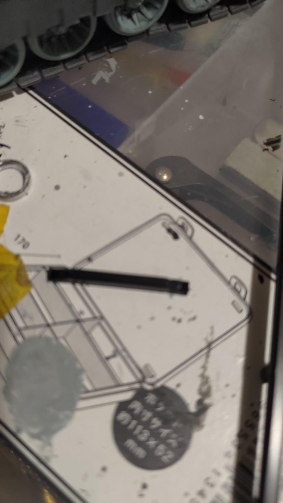 山田科学ディスプレイベース側壁のランナー画像1  工具を収納しているケースの上で作業しているので、背景についてはスルー推奨で