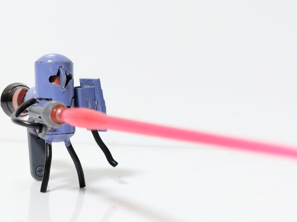 左肩のシュツルムファウストは手に持たせる事が出来、ビームが出ます