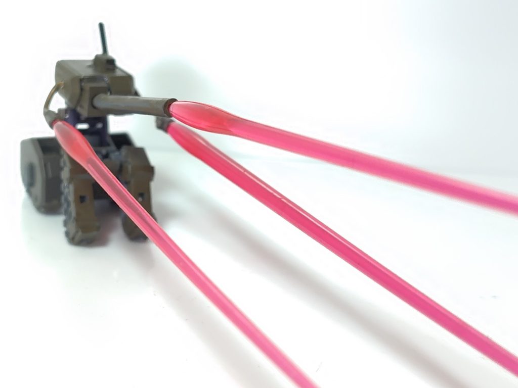 手と砲身からビームが出ます