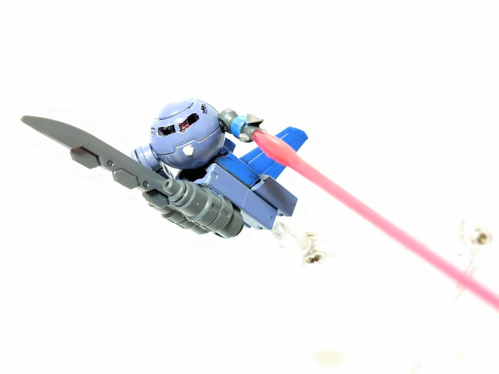 接続部分で身体を捻れて左手のクローからはビームが出ます