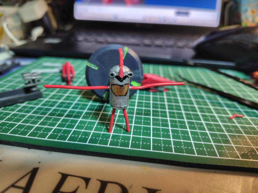 金で下地塗り→墨入れペンで下書き→黒で中を塗り→金で修正→黒で修正→外にはみ出した部分は銀の下地で塗り重ねという地味に大変な作業を経て……