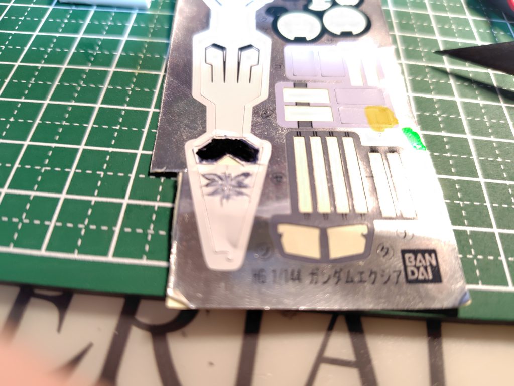 今回は胸の装飾を塗　り　た　く　なかったのでシールを使って作りました